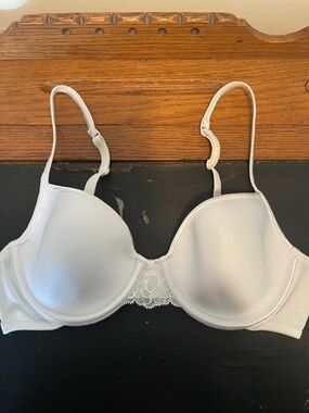 Victoria’s Secret White Lace-Trim T-Shirt Bra - Comfortable Support
